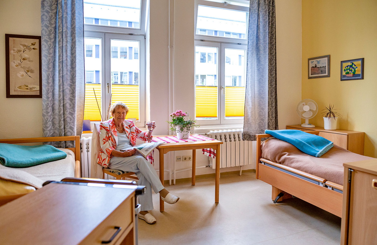 Zeitung lesen und Kaffee trinken auf dem Zimmer