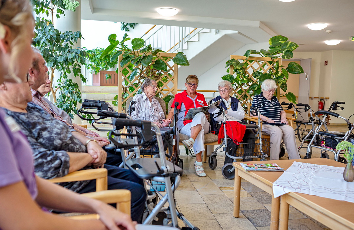 Zusammensitzen der Mitbewohner und Pflegekräfte