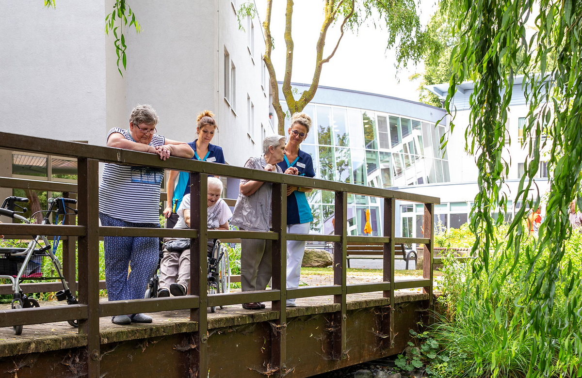 Spaziergang zusammen mit Senioren