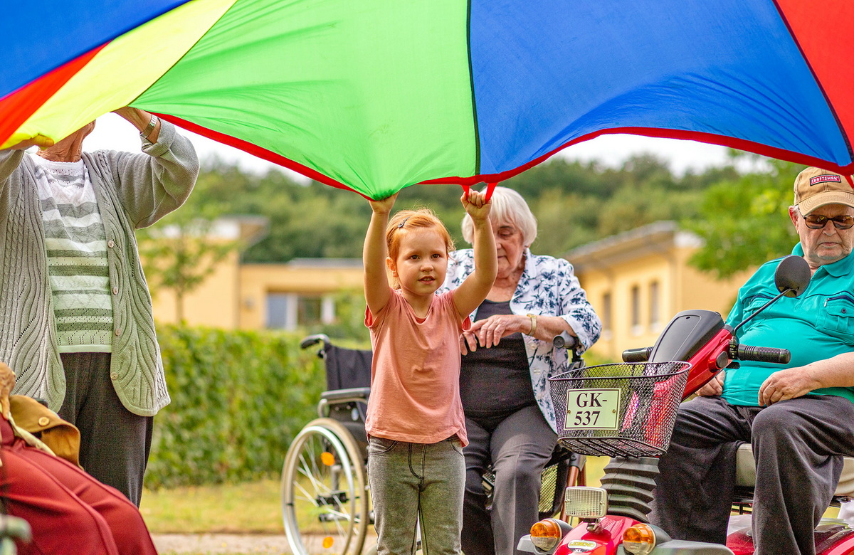 Kleies Mädchen neben Senioren