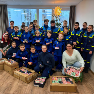 Kinder-basteln-fuer-Senioren-Ein-Projekt-des-Stralsunder-THW